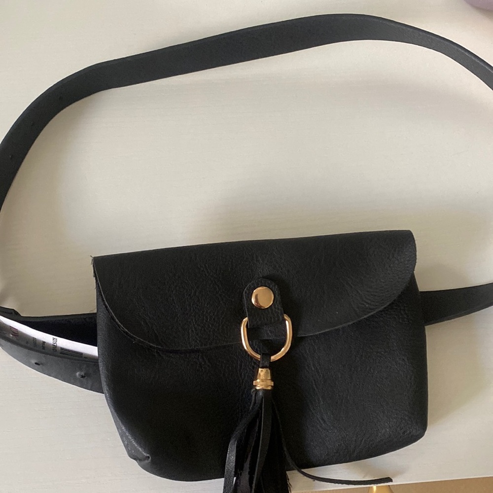 Black belt bag tassel accent
